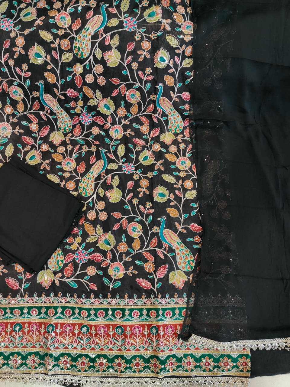 💖 Pure Crape Suit With Beautiful Peacock 🦚 Work 👌🏻